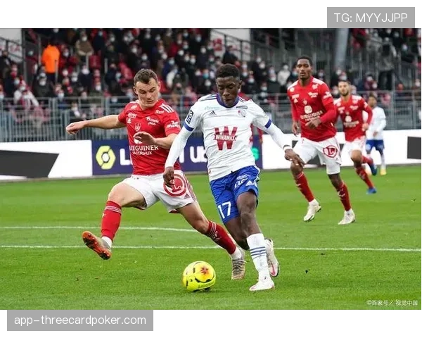 布雷斯特对阵斯特拉斯堡，两队中游位置争夺激烈